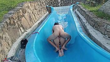 Mi hermanastra se queda atorada en la piscina y aprovecho el momento para follarla