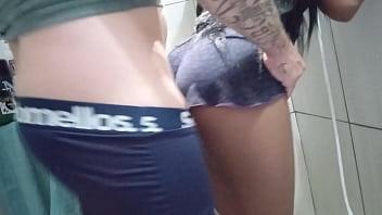Mi madastra me atrapó masturbándome en el baño travieso me atrapó la polla