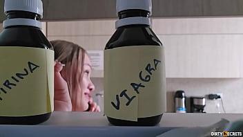 Mi madrastra me dio viagra por error y terminamos follando