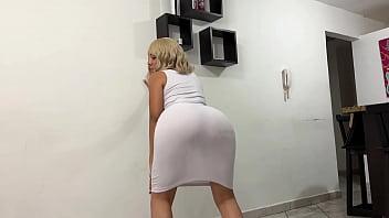 Mi madrastra me muestra como se baila con vestido y lo único que puedo pensar es en su enorme culo rebotando