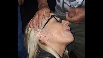 Mi marido me llevó otra vez al cine porno porque quería ver hombres nuevos corriéndose en mi cara y boca y me encantó otra vez