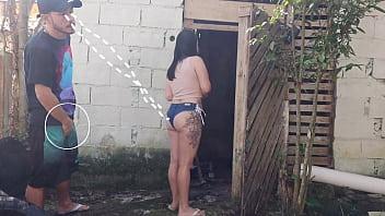 Mi marido se fue y me dejó quedar a solas con el albañil para pedirle una cotización