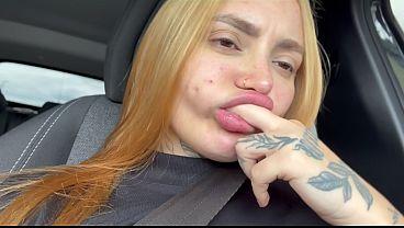 Mi novia perfecta me chupó la polla en el coche y se tragó todo el semen