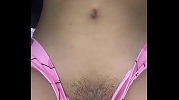 Mi padrastro se pone muy caliente con mi pijama y se corre en mi cama