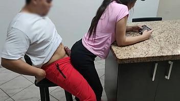Mi sobrinita se sento en mis piernas y me quito el celular para ella jugar pero se empezó a mover y se me levanto la polla