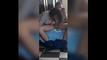 Mi vecina le encanta jugar con mi pene lo pajea y mama hasta no poder más