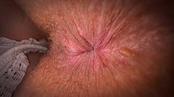 Mi virginidad se perdió de noche en una habitación oscura con un hombre barbudo de 58 años