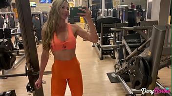 Milf caliente liberando el culo para el personal después del gimnasio