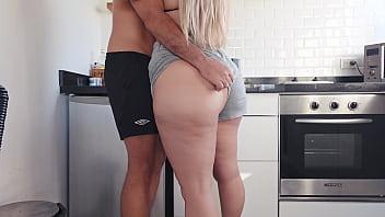 Milf cocinando fue interrumpida por un pollo madrastra follada