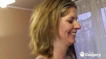 Milf es follada en grupo en el culo por un grupo de jóvenes sementales