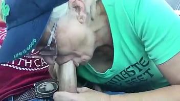 Milf madura caliente chupa la gran polla de su mejor amiga