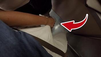 Milf rubia desconocida con grandes tetas comenzó a tocar mi polla en el metro eso se llama sexo vestido