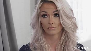 Milf rubia tetona obtiene la polla dura que necesita de su hijastro