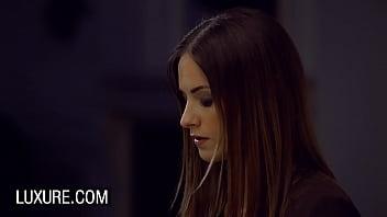 Mina sauvage lamiendo secreta y bj durante la cena