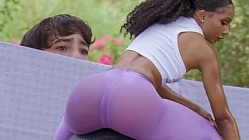 Muchacho joven espiando a su vecina milf caliente haciendo su entrenamiento