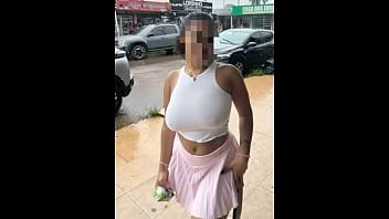 Mujer casada tetona mostrando su coño durante un masaje