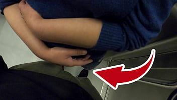 Mujer desconocida toca mi polla en el metro
