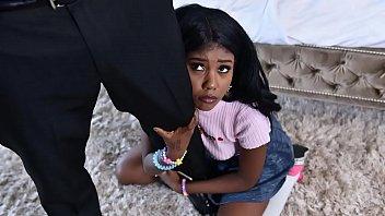 Negra es atrapada masturbandose porno negro