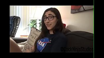 Nerd hermanita para tener sexo para un viaje al campo espacial
