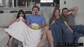 Noche de películas de miedo con aria valencia y kenzie love se convierte en una sesión de sexo caliente