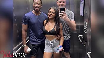 Nuestro nuevo entrenador personal es muy atento nos dio una lección sobre cómo follar con tu esposa después del entrenamiento