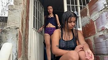 Nuestros padres se van de viaje y aprovechamos que ellos no estan para follar afuera de la casa con mi hermanastra