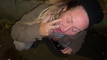 Ofrecieron un trago en la calle para tomar una corrida
