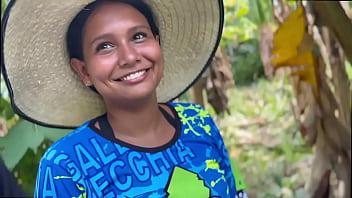 Ofresco dinero a campesina para venirme en su boca