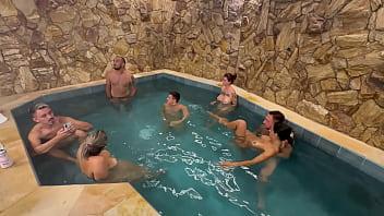 Orgía con amigos en la piscina del motel