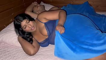 Padrastro confunde accidentalmente a su hijastra con su esposa dejando su coño abierto y lleno de un montón de creampie