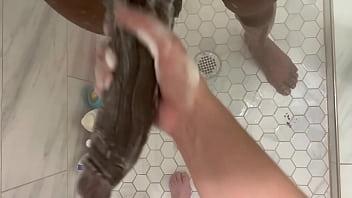 Padrastro negro obliga a su sexy hijastra a limpiarle la polla porque olvidó lavar los platos no volveré a lavar los platos si este es mi castigo papi te prometo que no contaré nuestros secretos joder