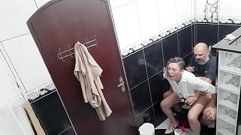 Pagó para filmar a la lesbiana chupando y follando en el baño del bar