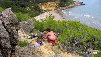 Pareja de turistas disfrutando de sexo salvaje en el bosque