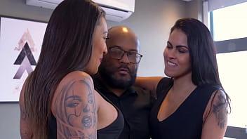 Pareja llama prostituta para sexo trio