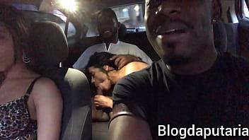 Pareja se maquilla para follar dentro del coche de la pareja follándome a loka y acabo dando una 