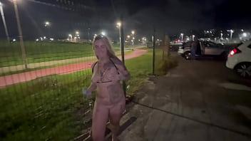 Paré el auto en medio de la calle para follar los coños de mis amigas en público con todos mirando
