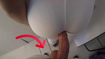 Pasó en un tren público le di a un extraño mi culo frotando su polla tal vez eyaculé dentro de sus pantalones