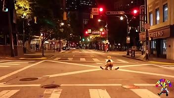 Payaso recibe una mamada en plena calle