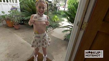 Pequeña se encuentra con un chico de internet