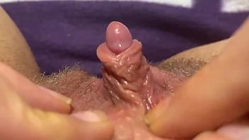 Primer plano de un orgasmo de clítoris grande