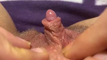 Primer plano de un orgasmo de clítoris grande