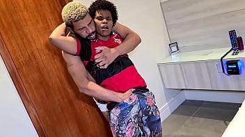 Primera vez en el porno del hombre trans kauan gabriel le dio el coñito apretado lo tomó por el culo y bebió leche follando con ogre
