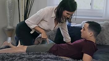Profesora milf seduce a su joven estudiante