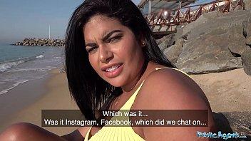 Public agent una cita a ciegas para latina de enormes tetas naturales