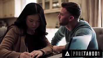 Pure taboo la pervertida compañera de cuarto de lulu chu usa slimthick vic para seducirla en un trío escena completa