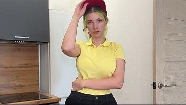 Qué tal si pruebo tu coño en vez de pizza me follé a la linda repartidora de pizza