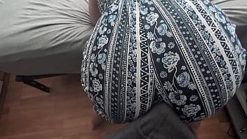 Rebotando culo sobre su polla con ropa
