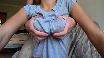 Rompió mi camiseta y lamió mis pezones hinchados
