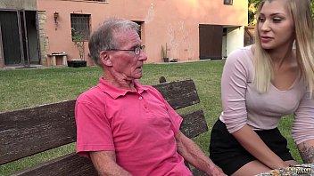 Rubia culo caliente follada por el abuelo cachondo