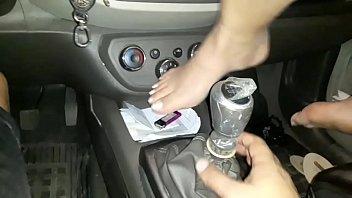 Se cayó en la red completamente nueva y su novio la convenció para que le metiera el cambiador de auto en la vagina el celular fue al concierto y filtró el video
